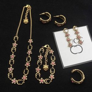 G marque lettres de luxe designer pendentif colliers rétro vintage cuivre doux dasiy fleur charme collier bracelets boucles d'oreilles avec des bijoux en cristal rose