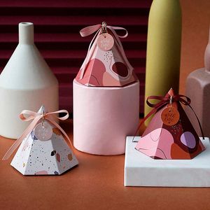 Boîte-cadeau Pyramide Faveurs de mariage Boîte de bonbons Baby Shower Boîte de papier de chocolat avec boîtes de ruban Emballage petites boîtes pour cadeaux 210724