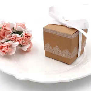 Cadeau cadeau 100pcs / lot rétro boîte de faveur de mariage brun carré papier kraft bonbons blanc dentelle bord ruban sucre