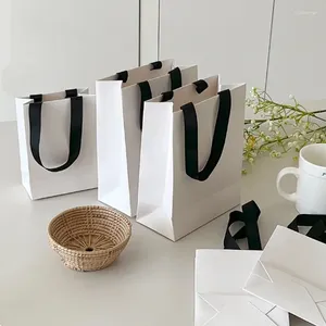 Cadeau cadeau 10pcs sacs blancs noirs pour la fête d'anniversaire de mariage bijoux cadeaux emballage sac petit sac à main papier