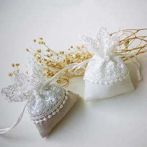 Cadeau Wrap 30pcs dentelle bijoux cadeau sac blanc / beige sac de cordon pour la fête de vacances à la maison bricolage décoration de mariage bonbons dragées emballage 231102