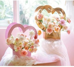 Enveloppe cadeau 50pcs coeur forme de boîte de fleur portable sac en papier emballages en papier emballage pour décoration de fête de mariage fleuriste fleurs de fleurs pratiques