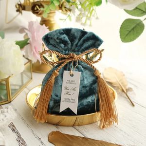 Emballage cadeau Sac cadeau en velours 3 tailles fête de mariage boîte à bonbons en velours sacs-cadeaux pour cadeau de mariage petites pochettes de bonbons cadeaux avec cordon d'or 231025