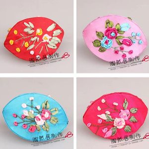 Enveloppe-cadeau en gros 10pcs chinois vintage vintage en soie pince-coup de pince tenant un sac de monnaie / mini portefeuille Boîte à bijoux brodée