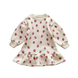 Robes de fille Bébé Filles Robe de velours en peluche Hiver Mode coréenne Enfant Fille Fraise Dot Imprimer Tops chauds pour enfants 2 7T 231007