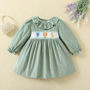 Robes pour filles Saison d'automne Smock à la main Fleur Col rond Jupe pour bébé Tenues Boutique Vêtements pour enfants Robe verte smockée à imprimé animal 230914