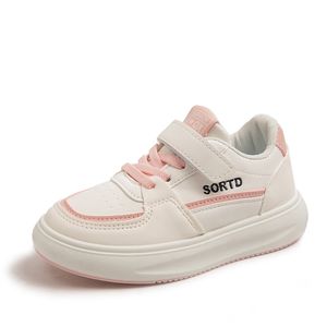 Chaussures de sport pour filles 2023 printemps et automne nouvelles chaussures pour enfants semelle souple ultra légères petites chaussures blanches chaussures de planche à la mode pour petites filles