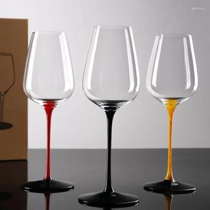 Verres de verres à vin cristal avec un fond rouge et noir