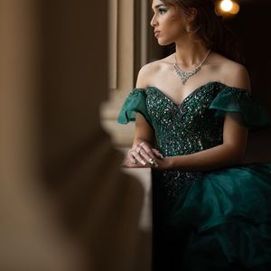 Paillettes vert émeraude Quinceanera robe chérie hors de l'épaule perles de dentelle perles découpées tulle à plusieurs niveaux pour 15 filles robes de bal formelles