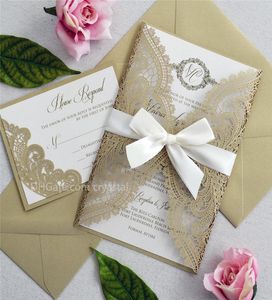 Invitación envolvente con corte láser de encaje de CHANTILLY dorado Invitación de boda elegante cortada con láser con inserto brillante de marfil y cinta de color marfil Bo3533953