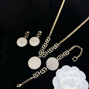 Pièces d'or pleines de diamants pendentif chaîne colliers Grèce méandre motif collier de perles Banshee Portrait concepteur bijoux femmes accessoires cadeaux XMN11 --02
