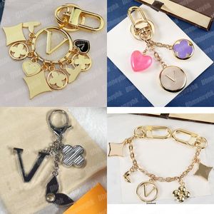 Chaînes de clés de fleurs en or pour hommes Designer Car Keychain Metal Pendendants Keyrings Couple Lover Carabiner Kechains Letter Heart Lonyards