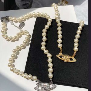 Colgante de plata dorada, collar de Saturno, joyería de diseño de perlas blancas para mujer, collares de lujo, cuentas de una hilera de 16ich de longitud, famoso cjewler