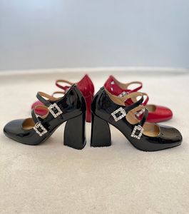 Superbes chaussures habillées de style français avec boucle en strass et talons gros pour les petites filles en rouge pour compléter les robes