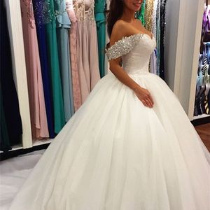 Magnifique robe de mariée robe de bal en tulle gonflé de cristaux de Chine perlés sur l'épaule chérie dentelle appliques robes de mariée long train