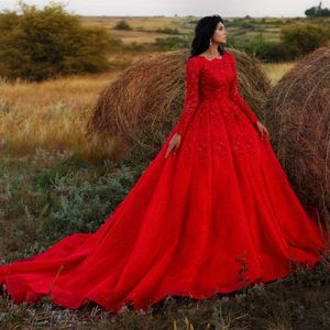 Precioso encaje rojo musulmán vestido de novia cuello redondo mangas largas perlas brillantes vestidos de novia de Dubai Pricess Vestido de Novia matrimonio 2024