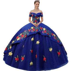 Precioso vestido de quinceañera azul real con hombros descubiertos Charra Apliques florales multicolores Mangas cortas Superposición Charro con tul brillante