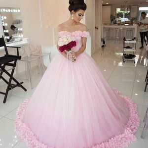 Gorgeous Arabia Saudita Blush Pink Princess Ball Gown Vestidos de novia con flores hechas a mano fuera del hombro Jardín Puffy Tulle vestido de novia