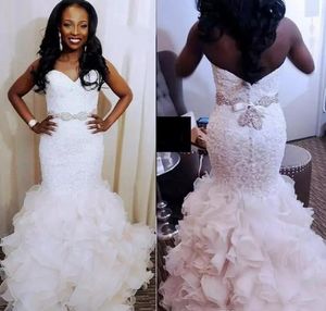 Magníficos vestidos de novia de sirena sudafricanos 2020 Sweetheart Lace Cinturón con cuentas Vestidos de novia Organza Ruffles Vestidos de boda de talla grande