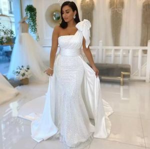 2022 Vestidos de fiesta de sirena blancos brillantes de un hombro con lazo de satén y vestidos de novia con lentejuelas Cintas Vestidos de novia BC11502