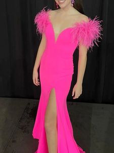 Graceful Hot Pink Feather Prom Dress With Slit 2023 Chic Off Shoulders Mermaid Vestidos de noche Satin Women Dance Formal Party Ocasión especial vestidos de fiesta