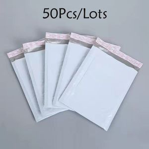 Cartes de voeux Sacs d'expédition à bulles blanches Enveloppes rembourrées Enveloppe AntiShock AntiPressure Emballage pour l'envoi Ite 230808