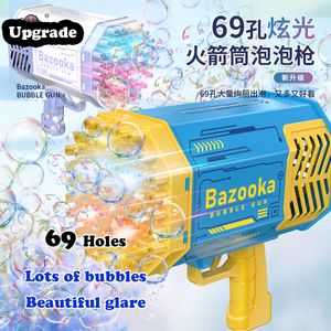 Juguetes de pistola Bubble Rocket 69 agujeros máquina de burbujas de jabón forma de regalo de Navidad soplador automático con Pomperos de luz para niños 230617
