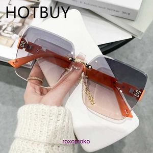 H home Top Lunettes de soleil en gros originales à vendre 2023 Nouvelles lunettes de soleil de luxe légères à la mode sans cadre avec des bords taillés simples UV P polyvalent avec boîte-cadeau