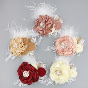 Accessoires pour cheveux 10 Pcs / lot Plume Fleur Dentelle Bandeau Avec Perle Noeud Bandes Soie Bébé Chapeaux Boutique 230720