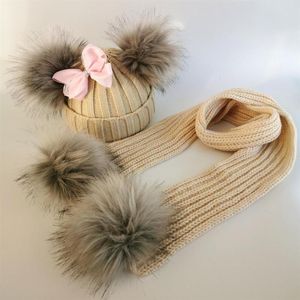 Accesorios para el cabello niños invierno niño bebé piel sintética mariposa lazo sombrero gorro con 2 dos pompones dobles bufanda orejas para niña