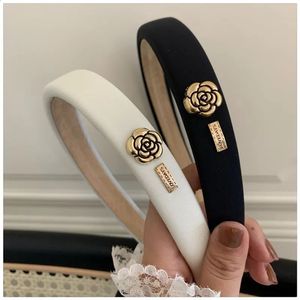 Hair band High quality wooden black and white camellia headband from South Korea female hair circle 2023 newly arrived romantic girl headband 231115