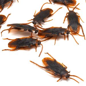 Juguetes de Halloween 10 unids Cucaracha de goma falsa Roach Bug Halloween Modelo realista especial Simulación Día de los Inocentes Broma Truco divertido Broma Juguetes 230906