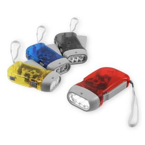Pression de la main chargeant la lampe de poche d'éclairage auto-génératrice extérieure mini portable 3 LED tenant une petite lampe de poche d'auto-assistance
