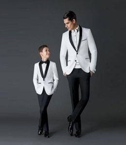 Guapo bosqueo de boda blanca trajes de ajuste delgados para hombres chaqueta y pantalones traje de padrinos de dos piezas trajes formales baratos con arco 2144822