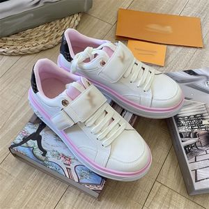 2024 Nouvelles chaussures de créateurs Flat Sneaker Trainer Chaussures décontractées en cuir blanc rose bleu V Letter Plateforme de mode Femme Femme Low Trainers Sneakers
