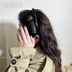 Diadema diseñador de diseñador de bronce metal letra de seda glaseada tela de satén esponja banda de cabello 2023 internet rojo nuevo cabeza hembra k3zh