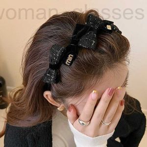 Bandeaux Designer Petit vent parfumé Bow Ornement de cheveux Noir Velvet Clip Hoop Femme Automne / Hiver 2022 Nouveau sentiment haut de gamme 8JOC