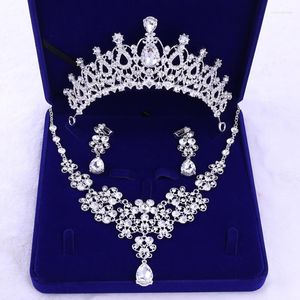 Tocados de tres piezas Tiara nupcial y corona Collar de boda Pendientes Conjunto de joyas Accesorios europeos americanos
