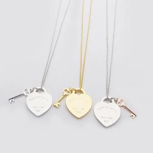 Colliers de pendentif de coeur et de clés - Options en argent en or et en rose pour les cadeaux de mariage et de Noël pour femmes