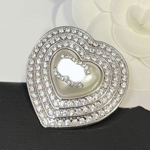 Broches de perlas de corazón Alfileres Diseñador para mujer Letra de marca Chapado en plata Incrustaciones de acero inoxidable Broche de joyería de cristal Pin Casarse Boda Fiesta Tela Regalo de Navidad