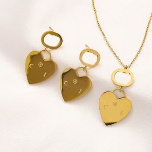 Collar con colgante de corazón, pendiente de diseñador para mujer, chapado en oro, plata, joyería de lujo, pendientes pequeños clásicos, collar de diseñador para hombre zb097