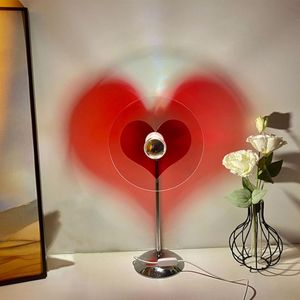 Proyección en forma de corazón Lámpara de mesa alimentada por USB Lámpara de cabecera decorativa giratoria de 360 ​​grados Luz de escritorio LED Luz nocturna para dormitorio Regalos de hotel Bar Ins Up