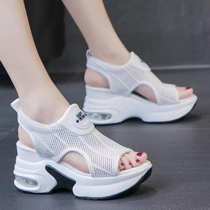 Sandales sandales à seme intérieure hauteur augmentant pour les femmes 2024 Mode d'été Plateforme de coin de style romain Sandales Internet 60496 Sandales
