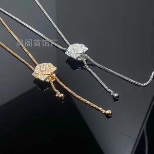 Collier camélia plaqué or asiatique haut de gamme, nouveau pendentif fleur en or V pour femmes, bijoux de luxe légers de Style Instagram, haut de gamme