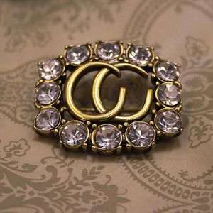 Designer haut de gamme arc-en-ciel couleur cristal strass broches marque de mode Double lettre costume collier broche Vintage hommes femmes bijoux de mariage accessoires