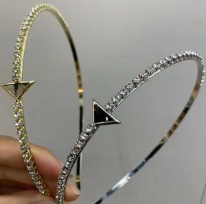 Diadema con letras de aleación con etiqueta de triángulo invertido de gama alta Accesorios para el cabello de circón francés de alta calidad Moda simple japonesa y coreana europea