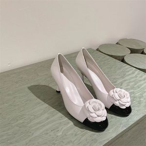 Diseñador de tacón alto Zapatos de vestir de flores de mujer famosa Zapatos de boda más altos Zapatos de boda Tacones de banquete de fiesta cha eslinga de piel de oveja Mocasines nombre lujoso chan