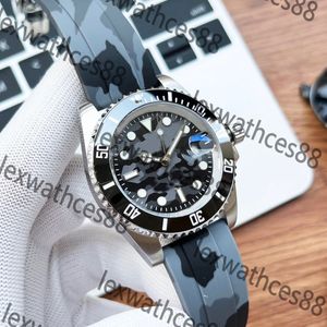 Montre pour hommes Boutique de haute qualité avec un design de camouflage unique à trois grandes aiguilles, style gentleman luxueux et cool Luxe