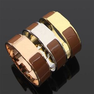 Diseñador de brazalete clásico de alta calidad Jewely Mujeres Diseñador de brazalete de lujo brazalete de brazaletes Joyas de pulseras de acero inoxidable para hombres y mujeres tamaño de oro de 18 mm de 18 km plateado.