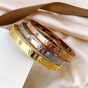 Brazalete de diseño de alta calidad Pulseras con letras unisex Brazalete de lujo Joyería de muñeca Chapado en oro de 18 quilates Sello en relieve de acero inoxidable Pulsera copta con diamante